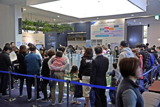 지난해 말 3기 신도시의 입지가 발표되면서 주변지역에 분양되는 단지들이 '3기 신도시의 저주'에 사로잡혔다. 실수요자들이 남양주 더샵 퍼스트시티 견본주택을 둘러보고 있다.  포스코건설 제공